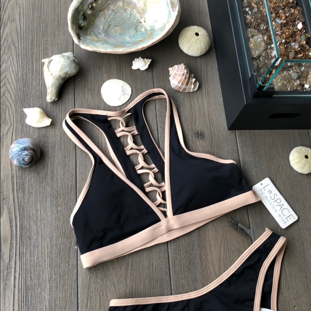 L space bikini - Picture 3 of 7